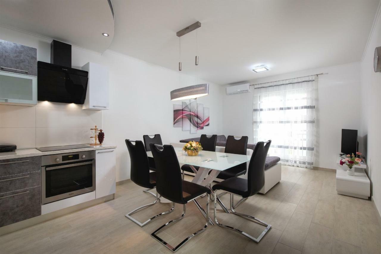 Villa Apartments Kordic Kaštela المظهر الخارجي الصورة
