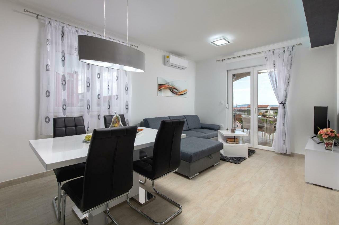 Villa Apartments Kordic Kaštela المظهر الخارجي الصورة